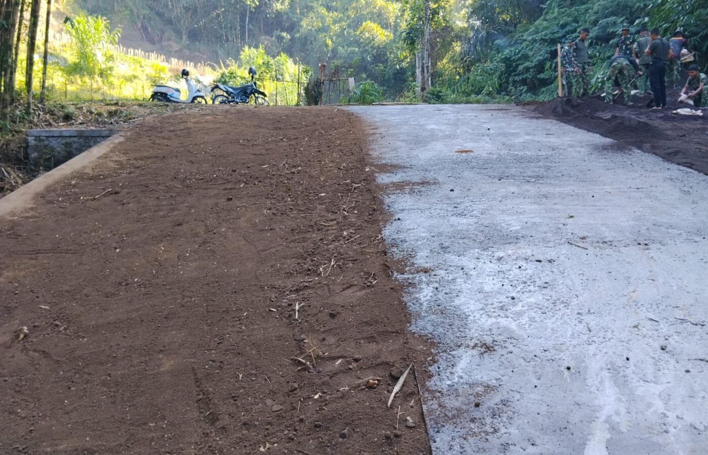 Penyempurnaan Infrastruktur, Satgas TMMD Ke-129 Kodim 1626/Bangli Perbaiki Bahu Jalan