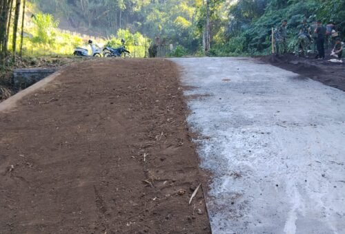 Penyempurnaan Infrastruktur, Satgas TMMD Ke-129 Kodim 1626/Bangli Perbaiki Bahu Jalan