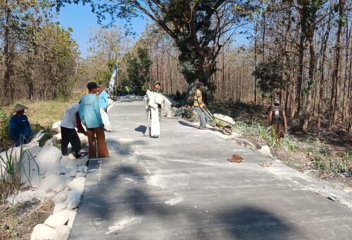 Kerja Sama yang Harmonis, Satgas TMMD 129 Bersama Warga Tlemang Siapkan Alat untuk Proyek Rabat Beton