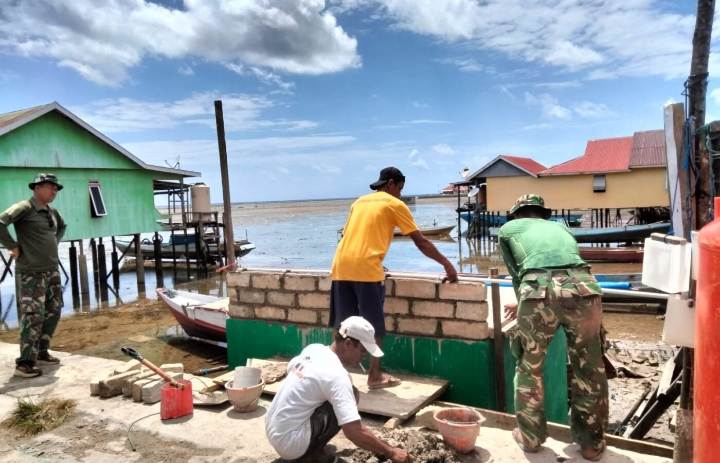 Kegiatan TMMD Bersama Masyarakat dalam Pembangunan Air Bersih di Desa Umbele