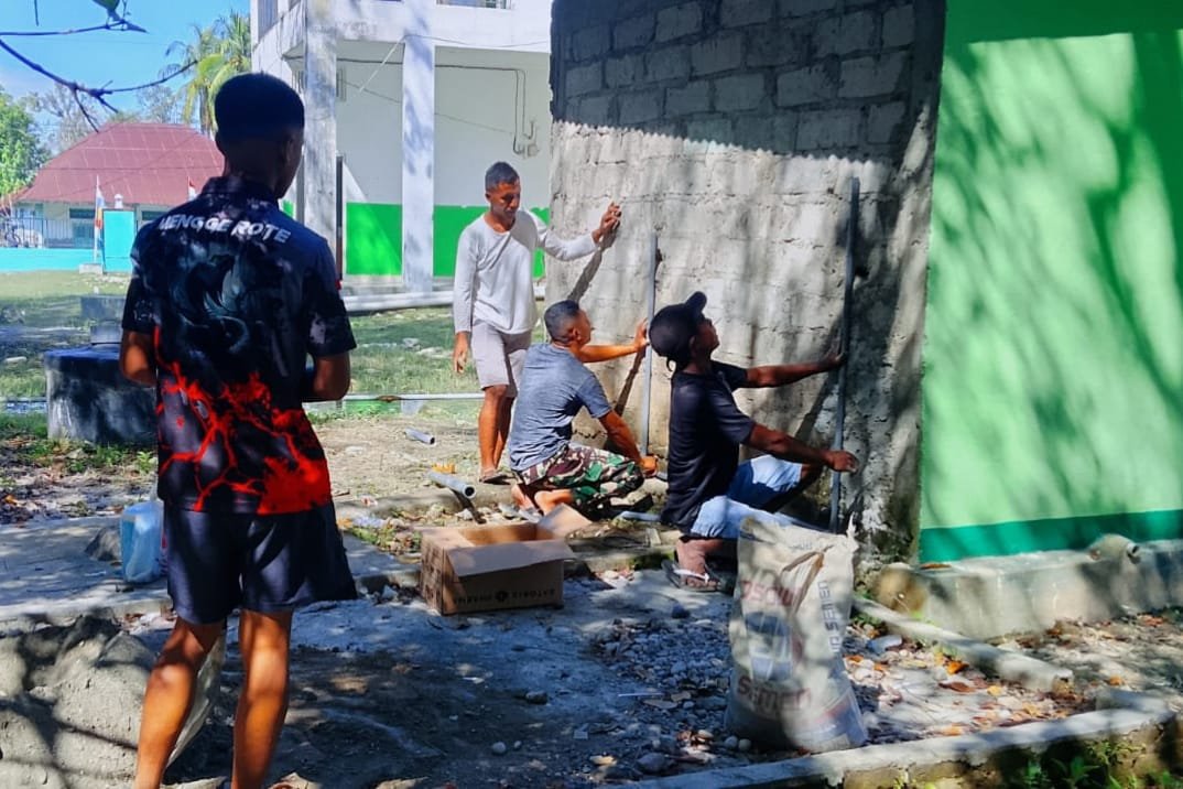 Pemasangan Pipa Air Bersih di Puskesmas oleh Satgas TMMD