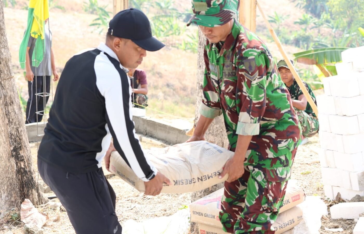 Kebersamaan TNI dan Warga: Menembus Tanjakan Berat dalam TMMD ke-129