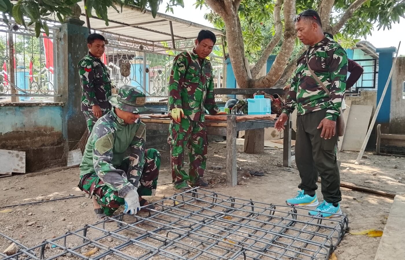 Pembangunan Infrastruktur Mantap, Satgas TMMD Ke-129 Kodim 1404/Pinrang Mulai Kerjakan Besi Dekker di Tanratuo