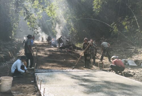 Kerja Sama Dalam Pembangunan Jalan Rabat Beton TMMD Ke-129 Kodim 1626/Bangli