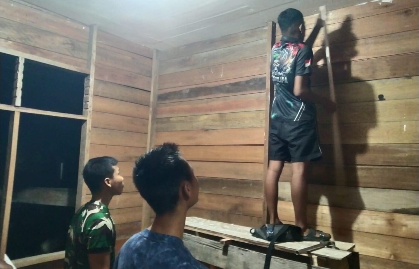 Penuh Semangat, Satgas TMMD ke-129 Kodim 0313/KPR Lanjutkan Pengerjaan Rumah Ibu Timah di Malam Hari