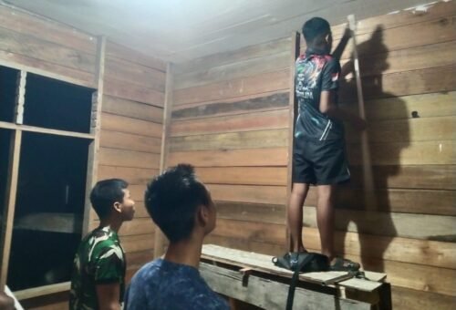 Penuh Semangat, Satgas TMMD ke-129 Kodim 0313/KPR Lanjutkan Pengerjaan Rumah Ibu Timah di Malam Hari