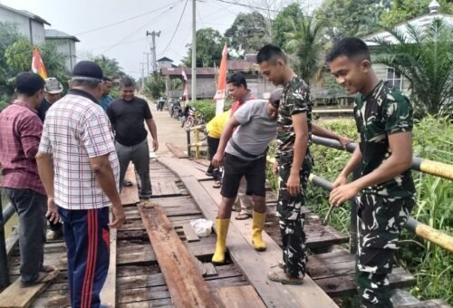 Kerja Sama TNI dan Masyarakat dalam Membangun Jembatan Desa