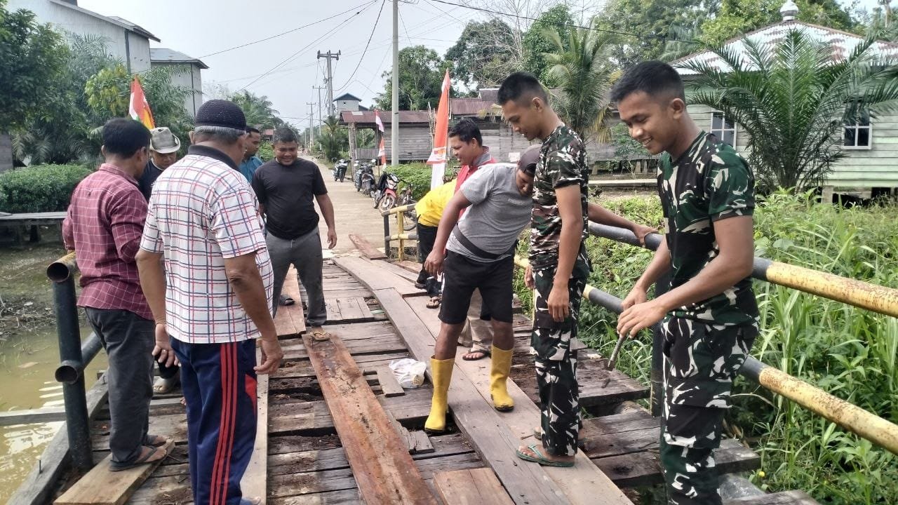 Kerja Sama TNI dan Masyarakat dalam Membangun Jembatan Desa