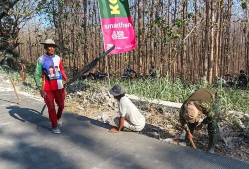 Semangat Mbah Samino dan Satgas TMMD 129 Menggugah Pagi Melalui Kerja Bersama di Jalan Rabat Beton