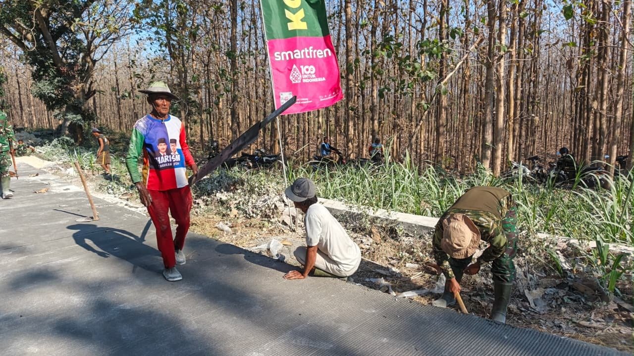 Semangat Mbah Samino dan Satgas TMMD 129 Menggugah Pagi Melalui Kerja Bersama di Jalan Rabat Beton