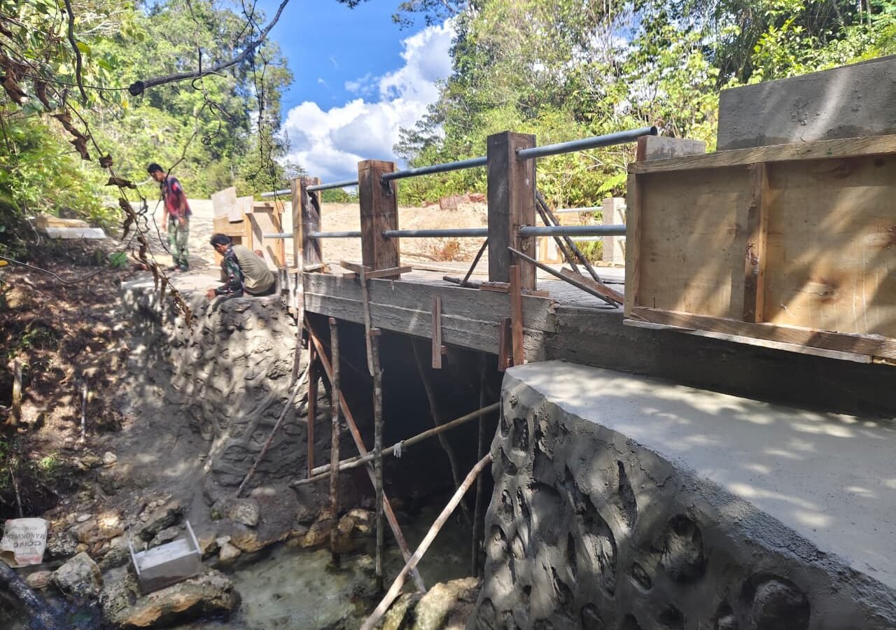 Progres Pesat Rehabilitasi Jembatan TMMD Ke-129 di Sorong Selatan