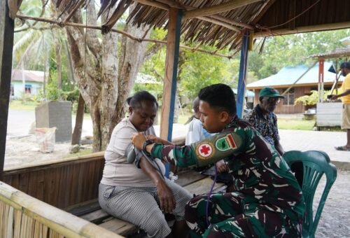 Kegiatan Kesehatan Satgas TMMD Ke-129 di Kampung Sesor