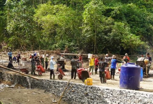 Kerjasama Antara Satgas TMMD dan Masyarakat Mempercepat Pembangunan Beton di Desa Sekardadi