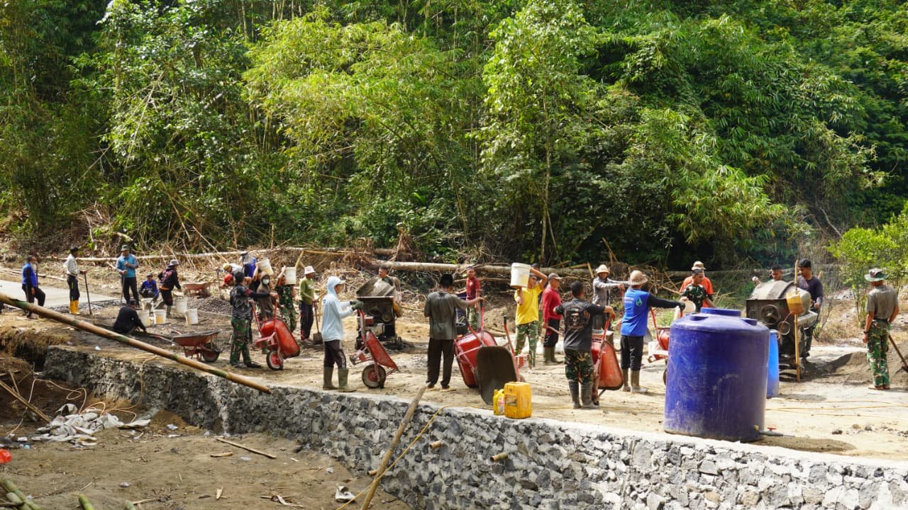 Kerjasama Antara Satgas TMMD dan Masyarakat Mempercepat Pembangunan Beton di Desa Sekardadi