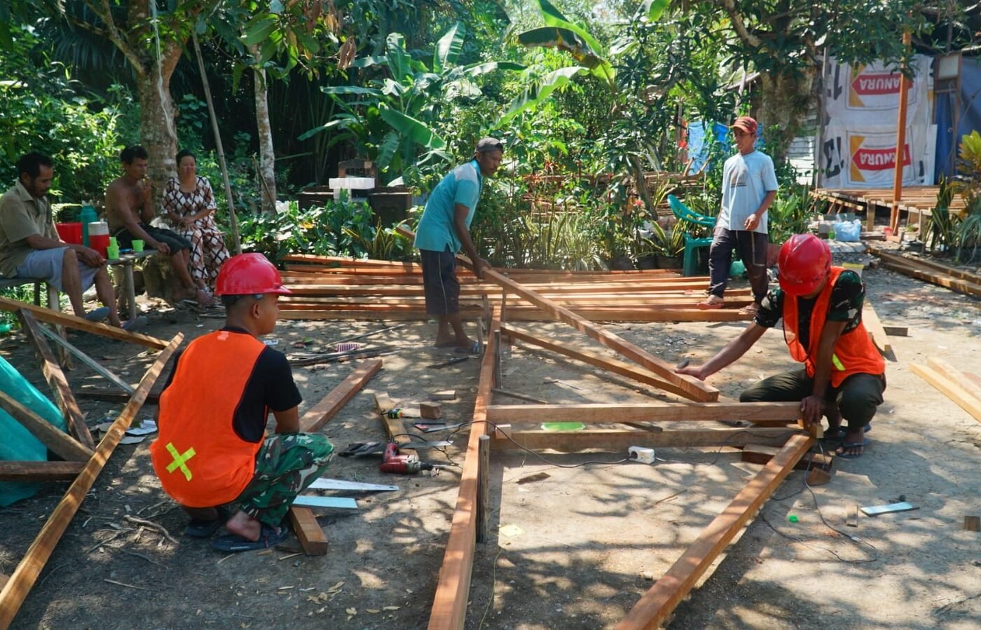 Pembangunan Atap Rumah Tak Layak Huni Bapak Masrani oleh Satgas TMMD Ke-129