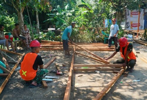Pembangunan Atap Rumah Tak Layak Huni Bapak Masrani oleh Satgas TMMD Ke-129