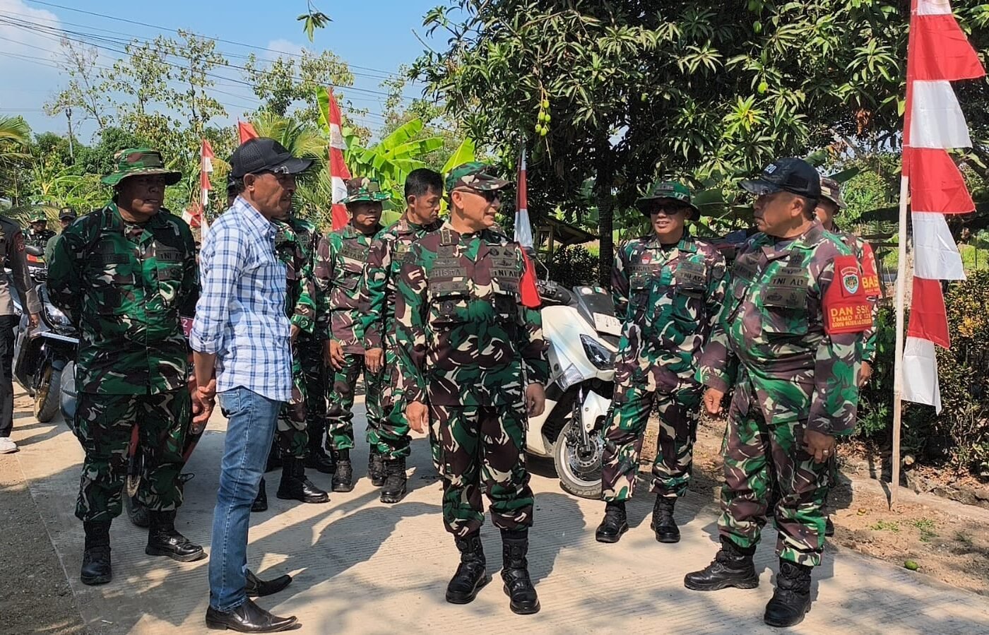 Peninjauan Danrem 063/SGJ terhadap TMMD ke-129 di Desa Luwung Kencana