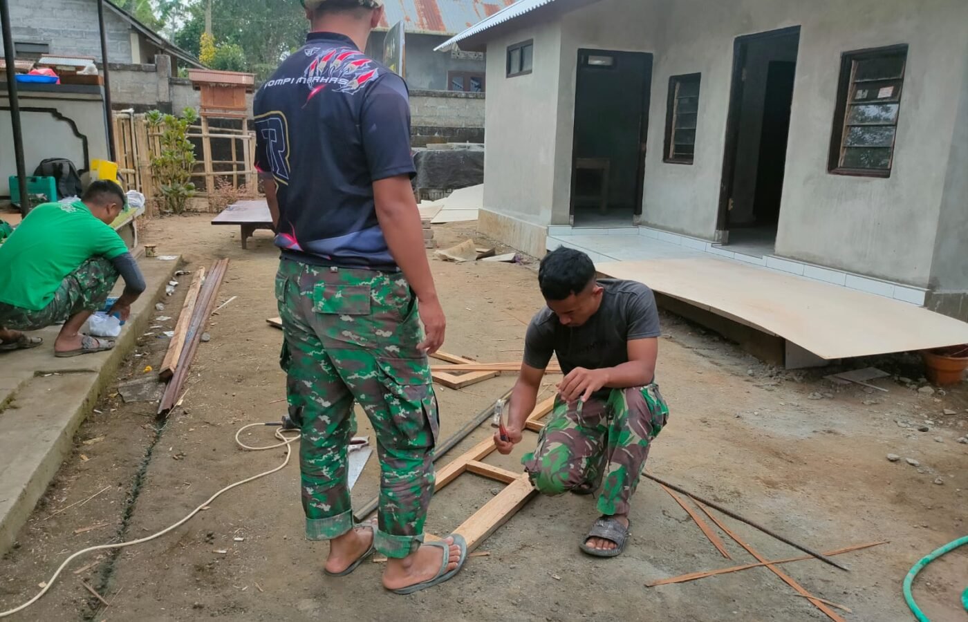 Sinergi TNI dan Warga dalam Rehabilitasi RTLH Ni Nengah Madri