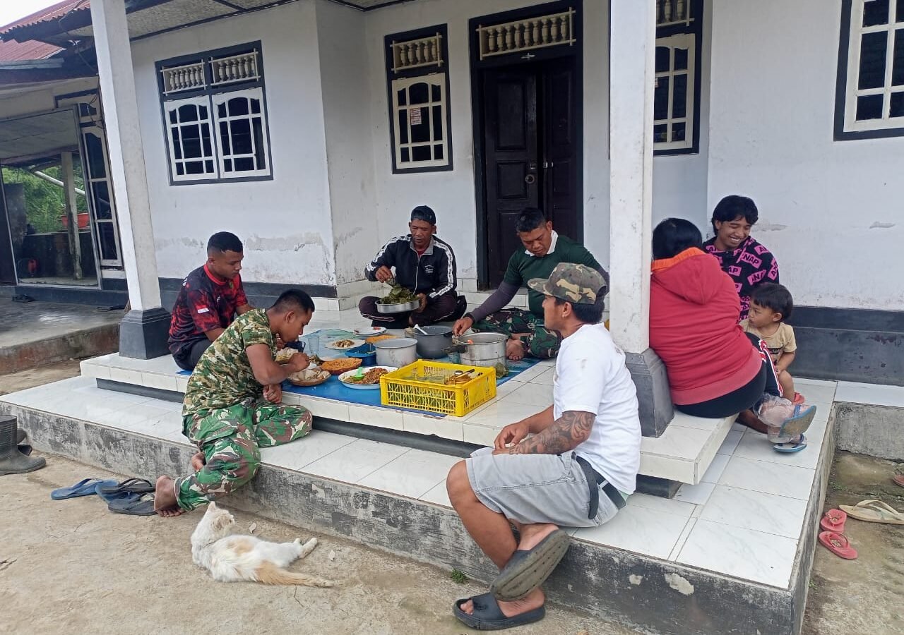 Kegiatan Makan Siang Satgas TMMD dan Warga Perkuat Kerjasama di Desa Sekardadi