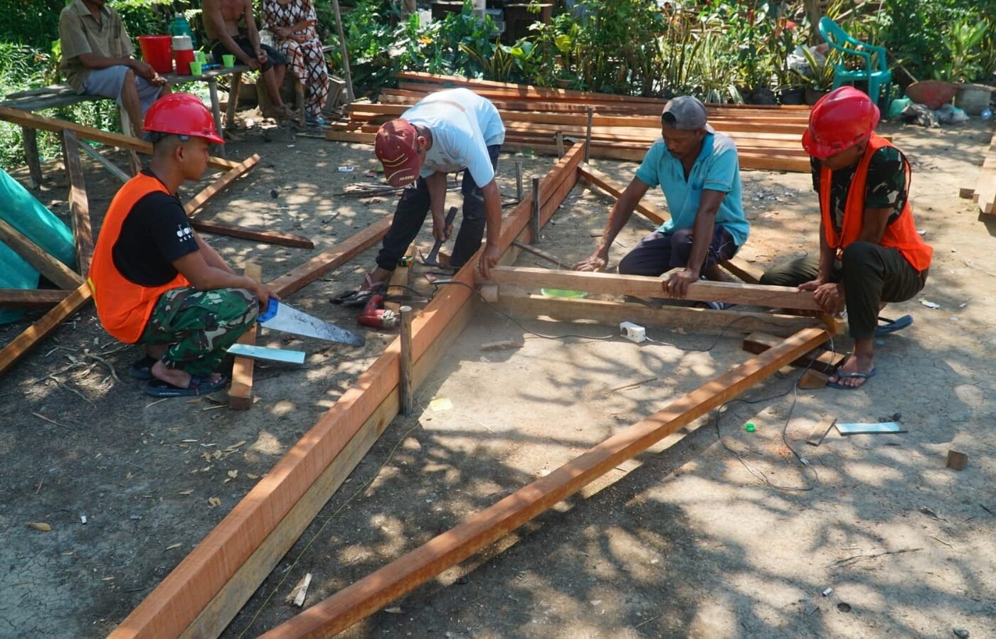 Pentingnya Pembuatan Kerangka Atap dalam Proyek RTLH Bapak Masrani