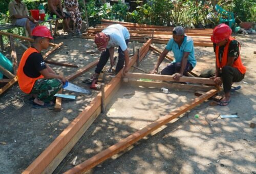 Pentingnya Pembuatan Kerangka Atap dalam Proyek RTLH Bapak Masrani