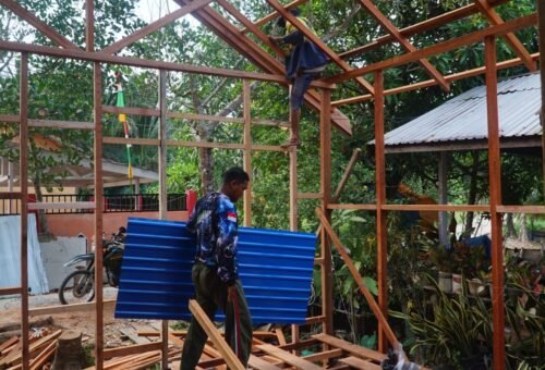Proses Pemasangan Atap RTLH TMMD Ke-129 Memperkuat Kerjasama Sosial di Kapuas