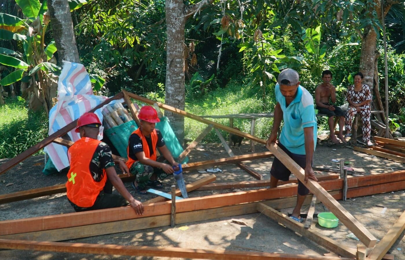 Progres Pembangunan Atap Rumah Bapak Masrani dalam TMMD Reguler 129