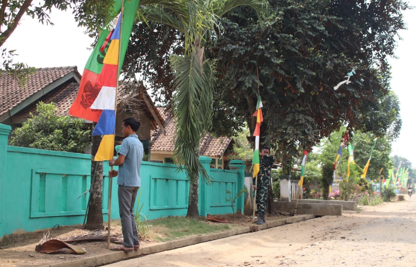 Persiapan Meriahkan HUT Ke-81 RI, Satgas TMMD Bersinergi dengan Warga Desa Baru Raharja