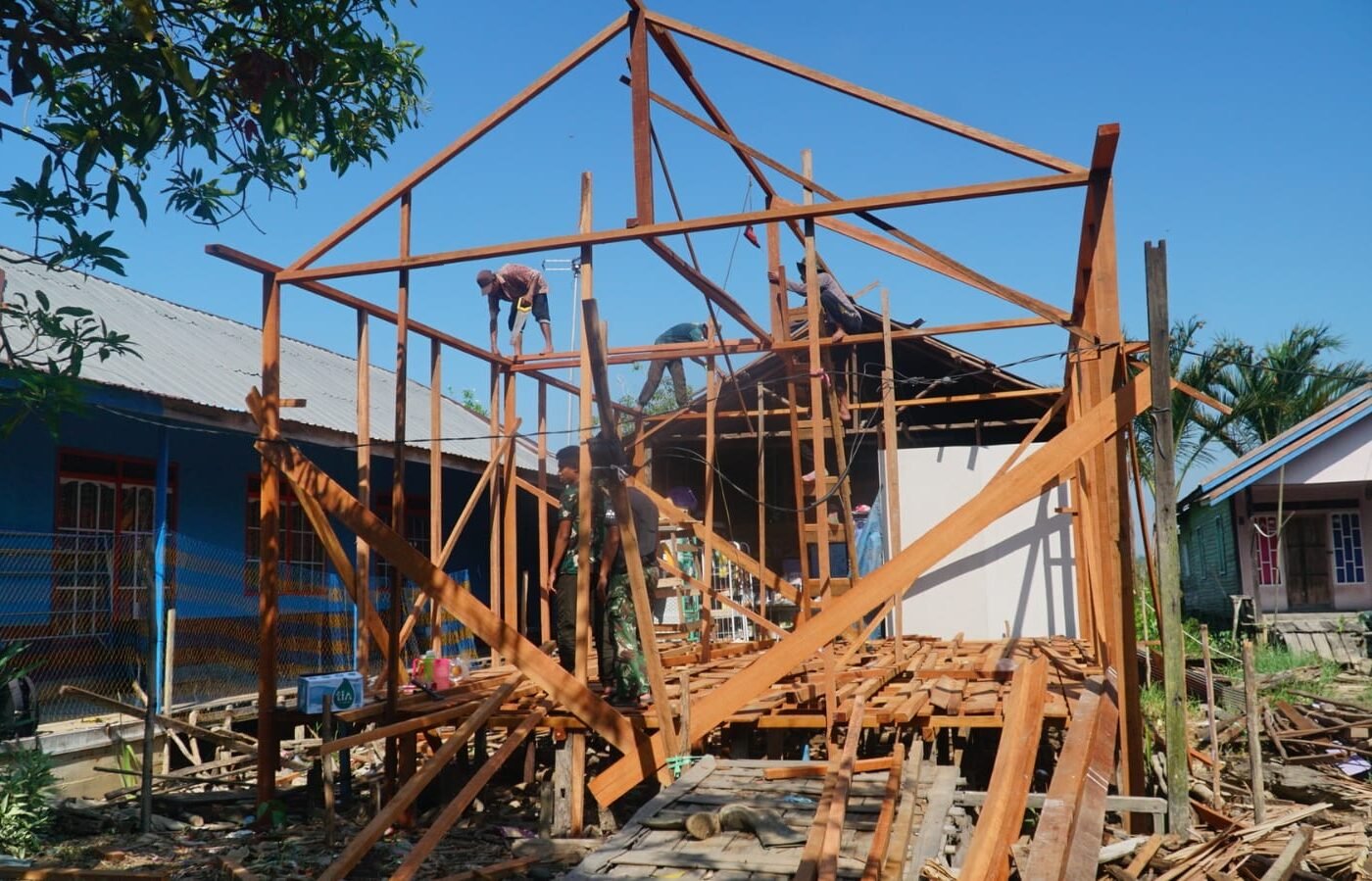 Pembangunan Atap RTLH Ibu Rini Dilanjutkan, Satgas TMMD Reguler Ke-129 Mempercepat Pekerjaan