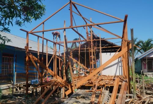 Pembangunan Atap RTLH Ibu Rini Dilanjutkan, Satgas TMMD Reguler Ke-129 Mempercepat Pekerjaan