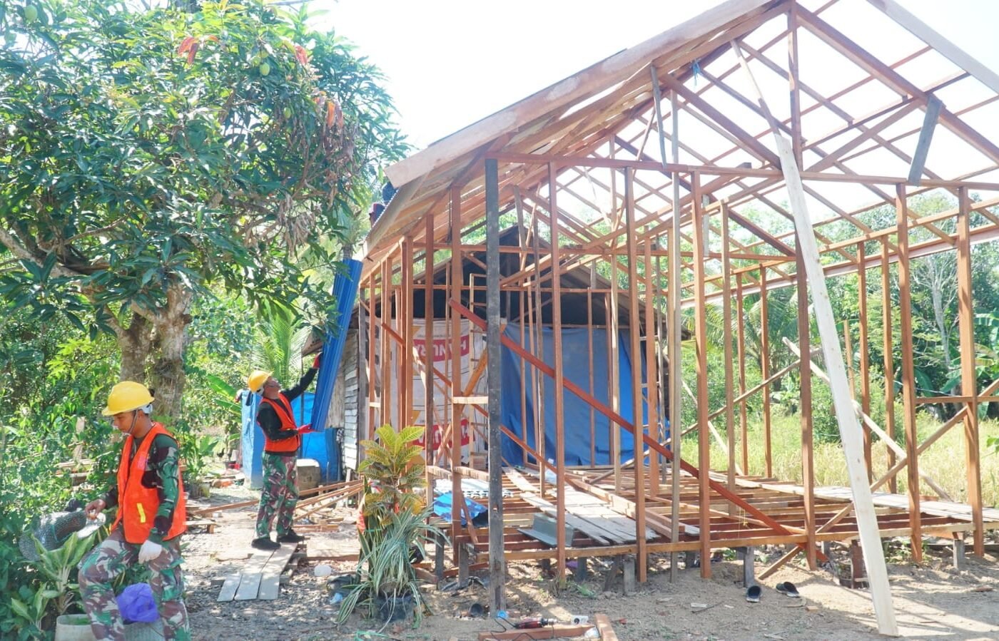 Progres Pemasangan Atap Tandai Kemajuan RTLH TMMD Reguler Ke-129