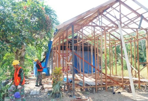 Progres Pemasangan Atap Tandai Kemajuan RTLH TMMD Reguler Ke-129