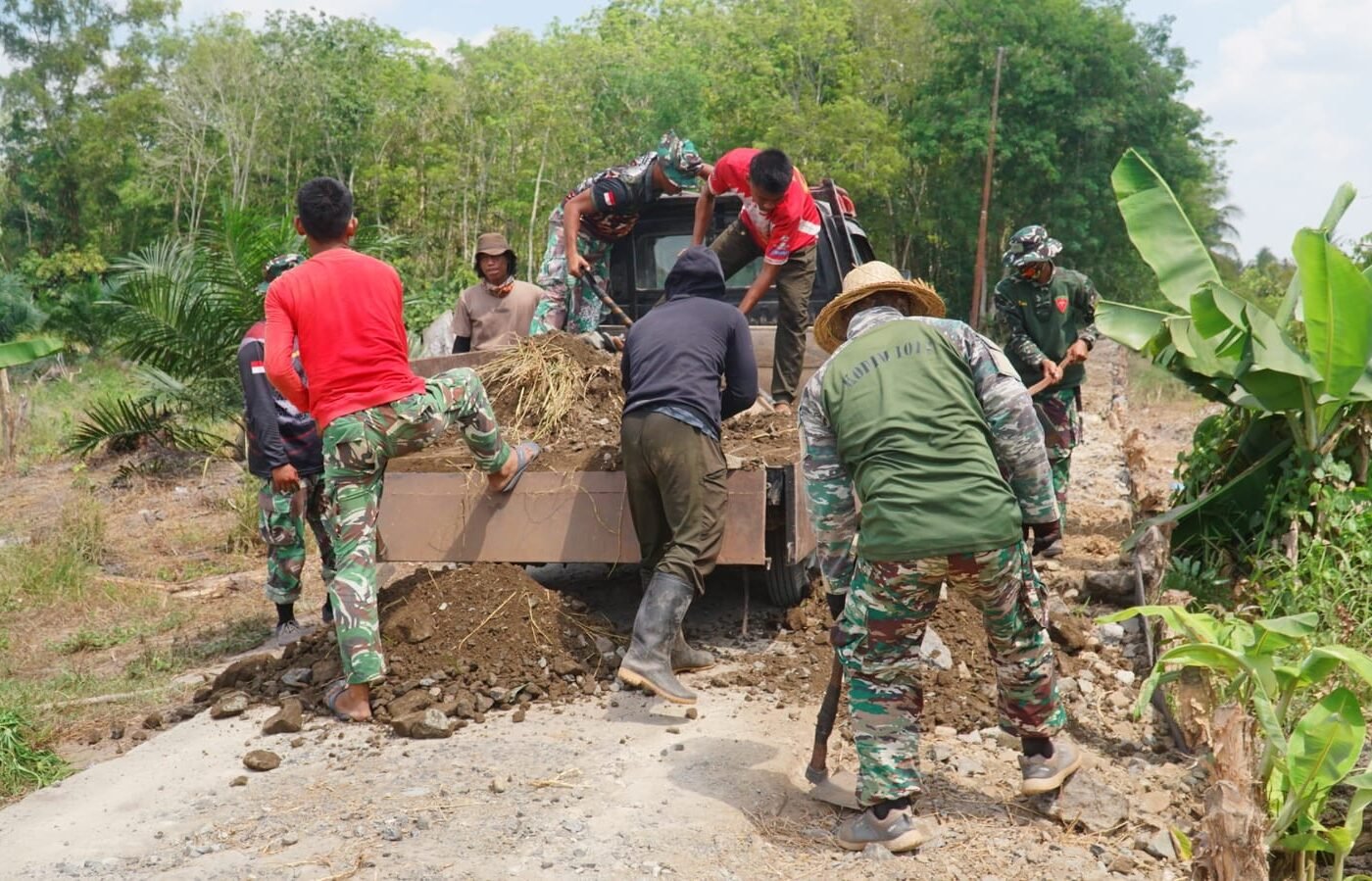 Percepat Pembangunan Infrastruktur, Penimbunan Jalan TMMD Ke-129 Berlangsung Aktif