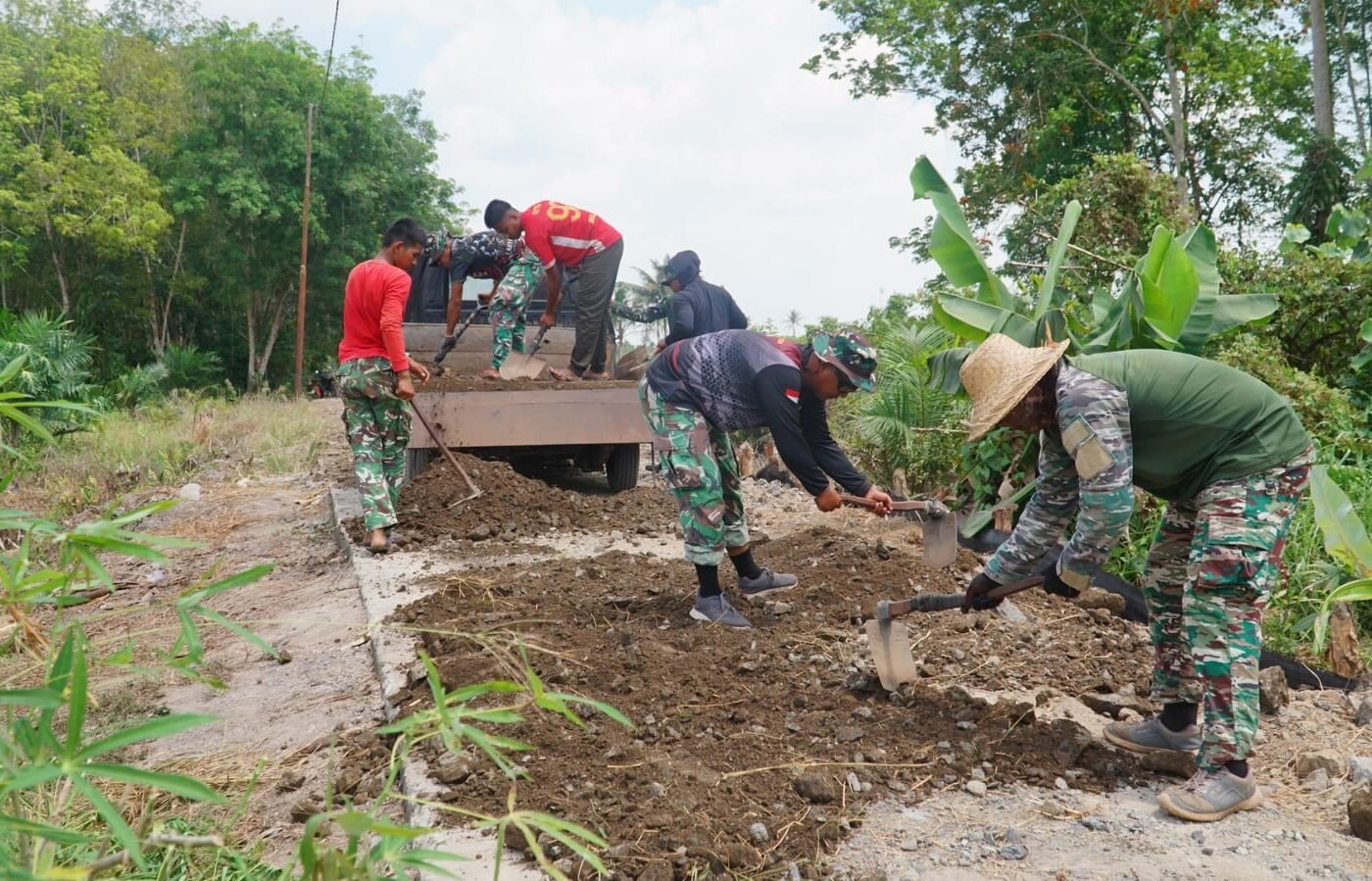 Proses Penimbunan Jalan Krusial dalam Pembangunan TMMD Ke-129