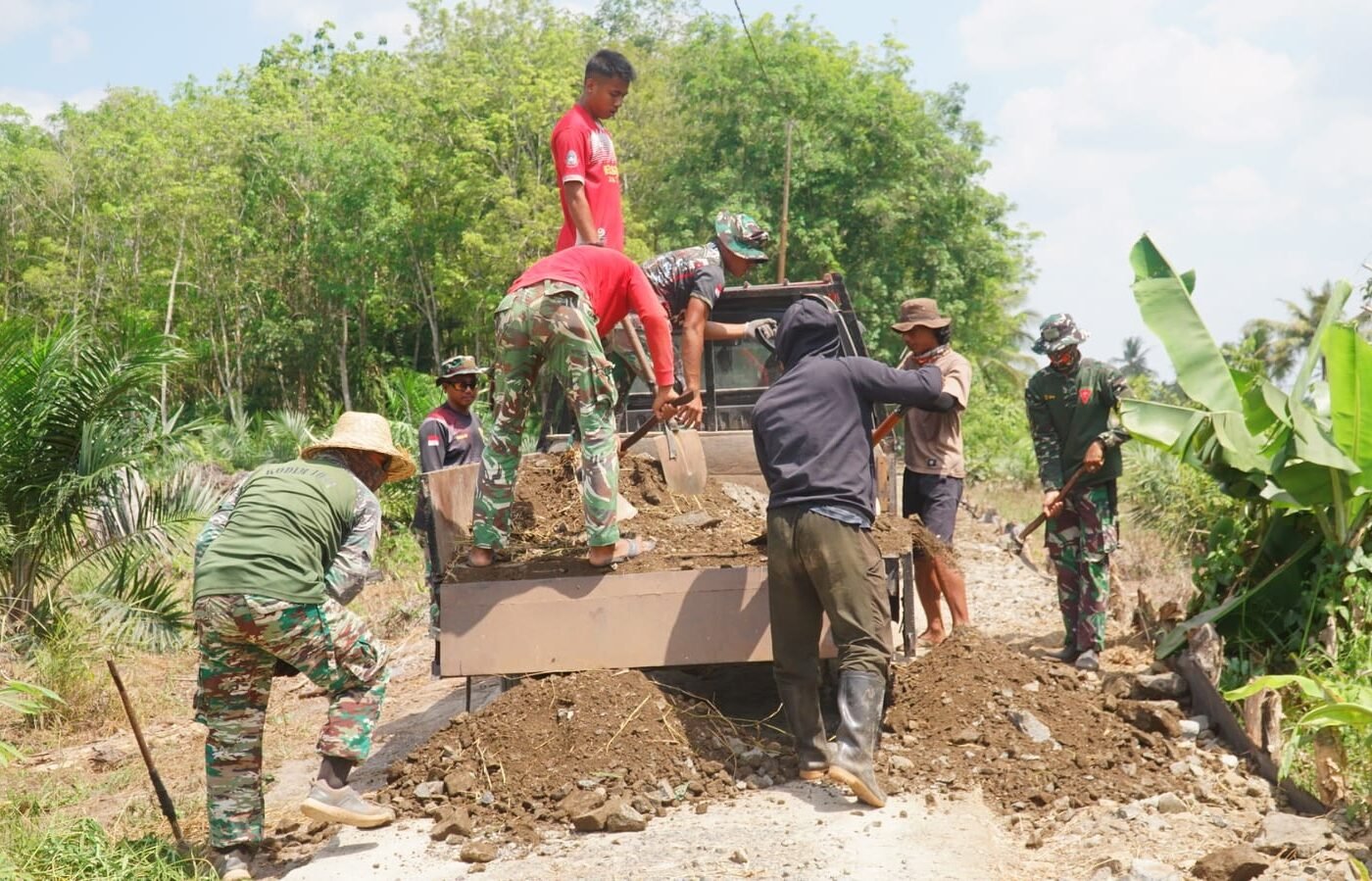 Sinergi TNI dan Masyarakat dalam Program TMMD untuk Pembangunan Jalan