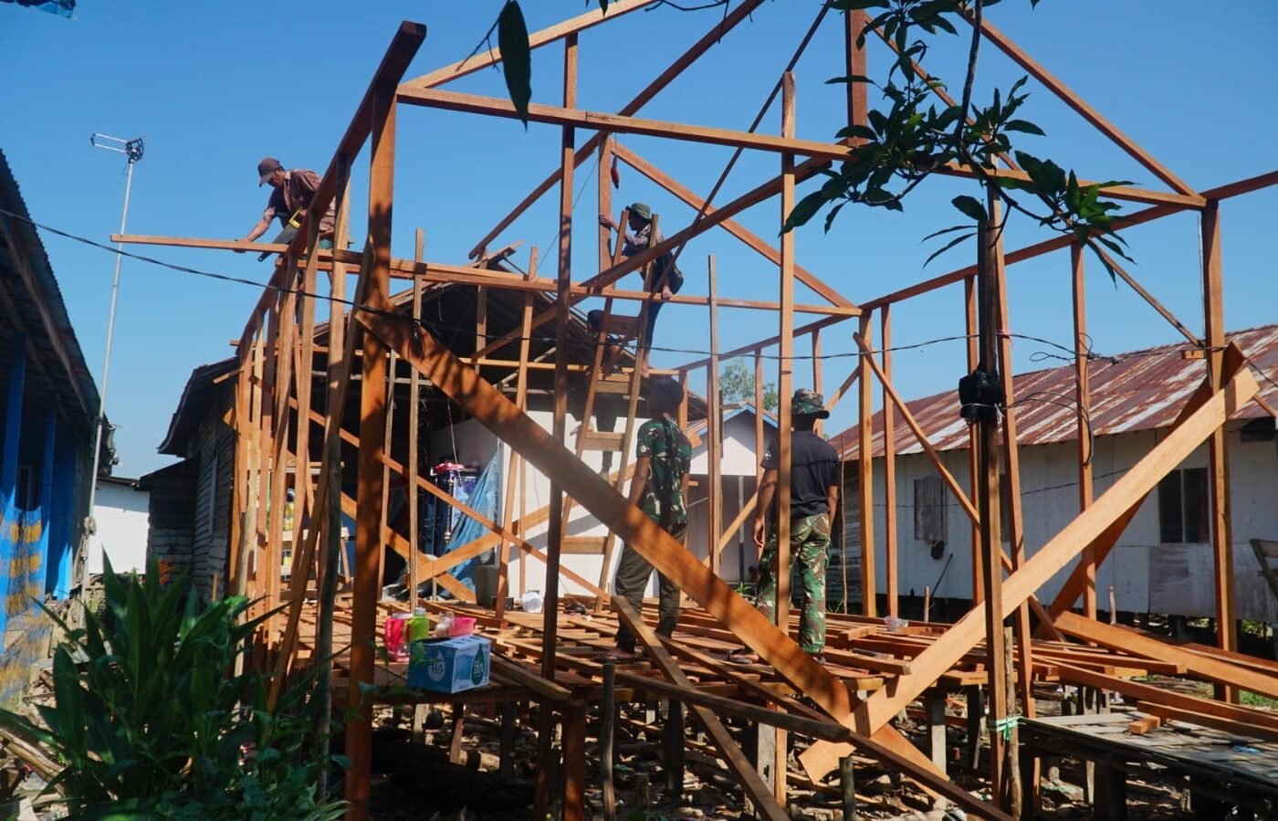 Kebersamaan dalam Pembangunan Atap Rumah Ibu Rini