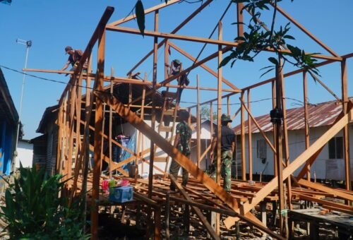 Kebersamaan dalam Pembangunan Atap Rumah Ibu Rini