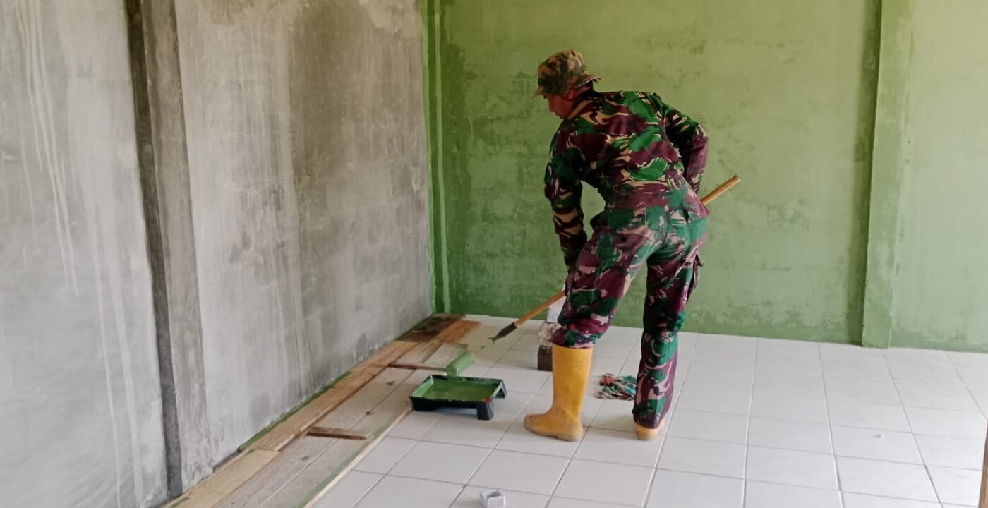 Penyempurnaan Program Rutilahu TMMD Ke-129, Tim Marinir Tingkatkan Kualitas Hunian Bapak Burhanudin