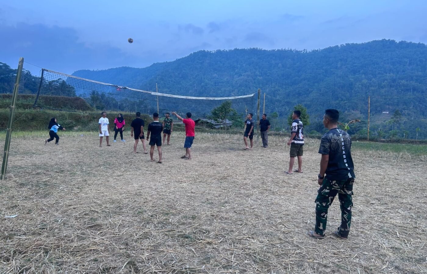 Kegiatan Olahraga Voli dalam TMMD Ke-129 Ciptakan Kebersamaan antara TNI dan Masyarakat