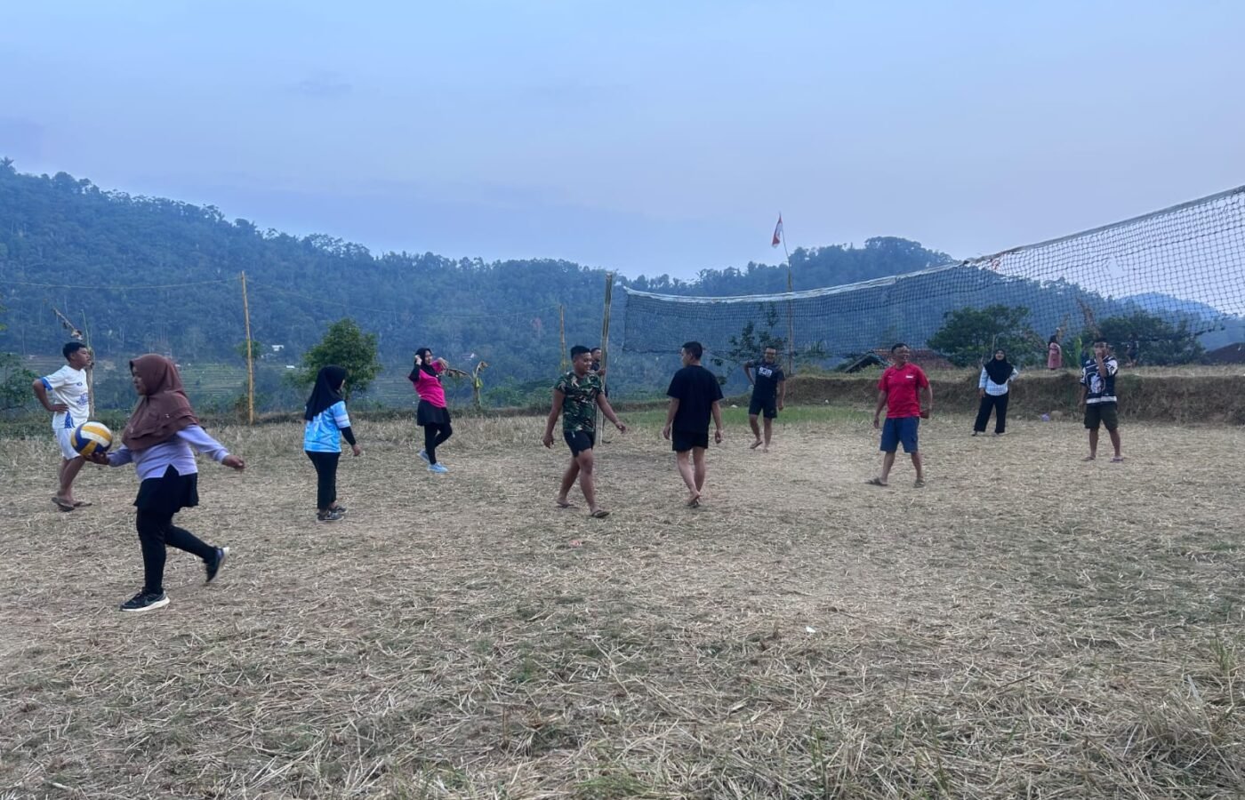 Olahraga Bersama Satgas TMMD, Warga Desa Mekarmukti Rasakan Kebersamaan dan Gotong Royong