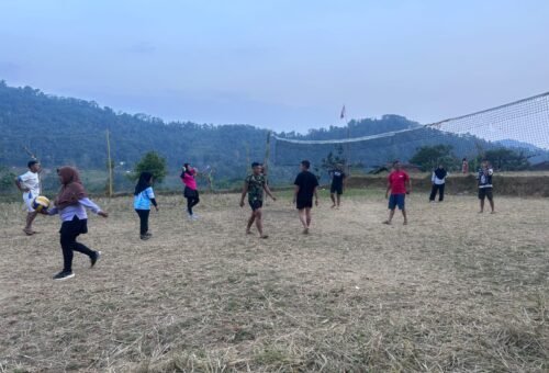 Olahraga Bersama Satgas TMMD, Warga Desa Mekarmukti Rasakan Kebersamaan dan Gotong Royong