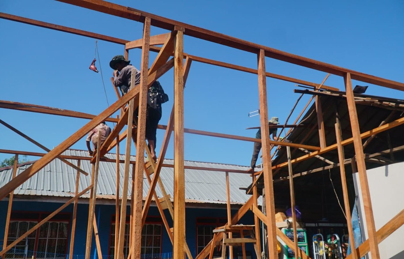 Pembangunan RTLH Ibu Rini Gears Up for Roof Framework Stage, TMMD’s Commitment to Community Support