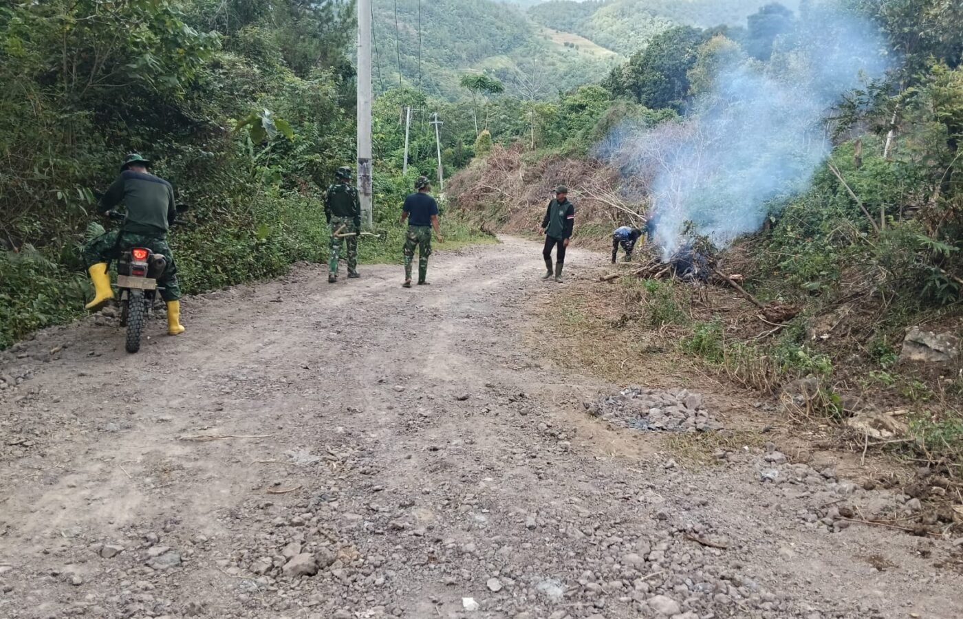 Pembersihan Jalan oleh Satgas TMMD ke-129 Kodim 1407/Bone untuk Meningkatkan Infrastruktur