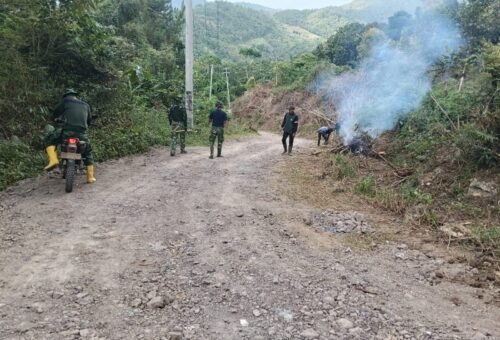 Pembersihan Jalan oleh Satgas TMMD ke-129 Kodim 1407/Bone untuk Meningkatkan Infrastruktur