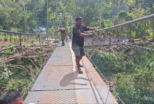 Tahap Finishing Jaring Pengaman pada Jembatan Gantung Program TMMD ke-129