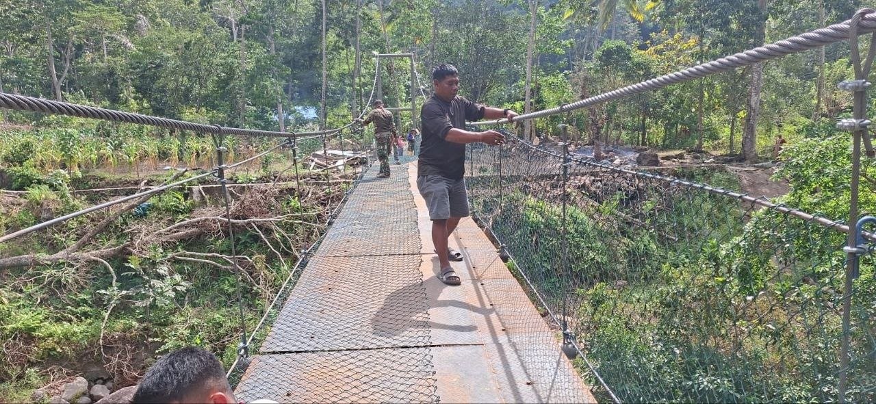 Tahap Finishing Jaring Pengaman pada Jembatan Gantung Program TMMD ke-129