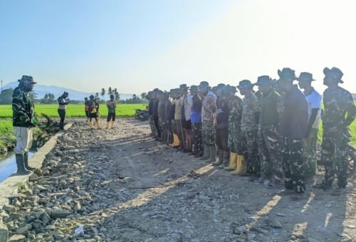 Semangat Satgas TMMD Ke-129 Kodim 1404/Pinrang Terbangun di Tengah Lahan Padi