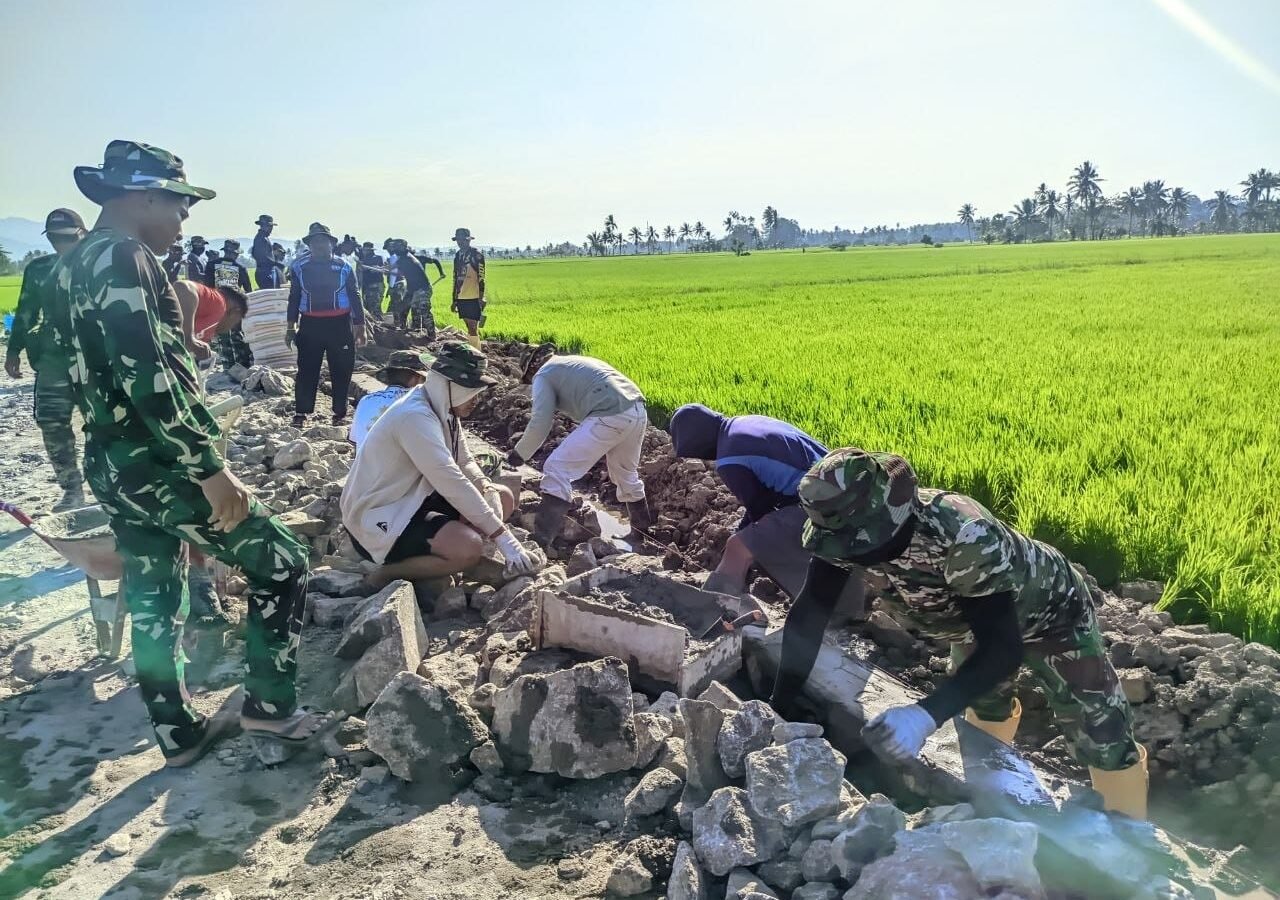 Dedikasi Tanpa Henti, Satgas TMMD Ke-129 Kodim 1404/Pinrang Upayakan Penyelesaian Proyek untuk Masyarakat