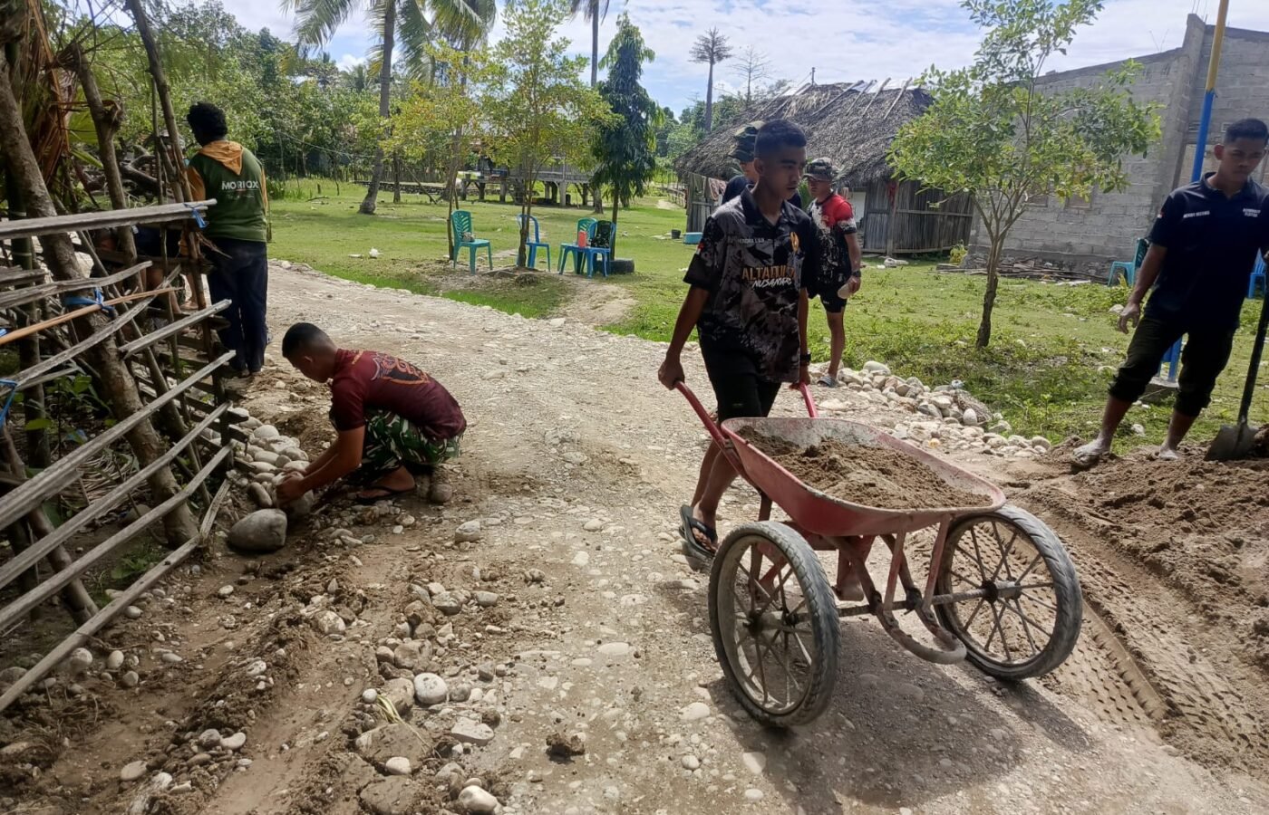 Kolaborasi Satgas TMMD Ke-129 dengan Warga Ciptakan Infrastruktur Pertanian