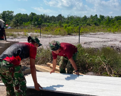 Kerjasama Antara Satgas dan Masyarakat Mempercepat Penyelesaian Pos Kamling pada TMMD ke-129